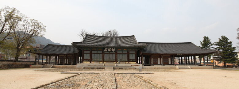 금성관 내부 전경을 찍은 사진. 돌로된 길이 나 있고 그 뒤로 기와형태로 된 건물이 있음.