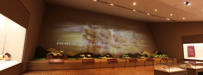 나주국립박물관 내부 전경을 찍은 사진. 전면에는 프리젠테이션으로 영상이 들어져 있고 그 주위로는 도자기 등이 전시되어 있음.