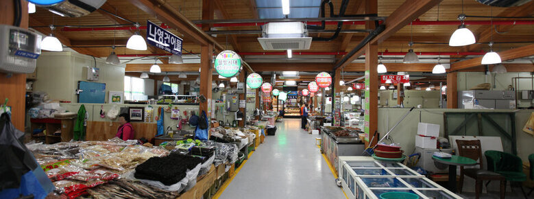 나주목사고을시장 내부를 찍은사진. 천정이 있는 시장으로 되어 있으며 골목 사이로 된쪽은 건어물, 오른쪽은 어항이 보이고 여러 상점들이 들어져 있음. 실내 시장이라 전반적으로 깨끗해보임.