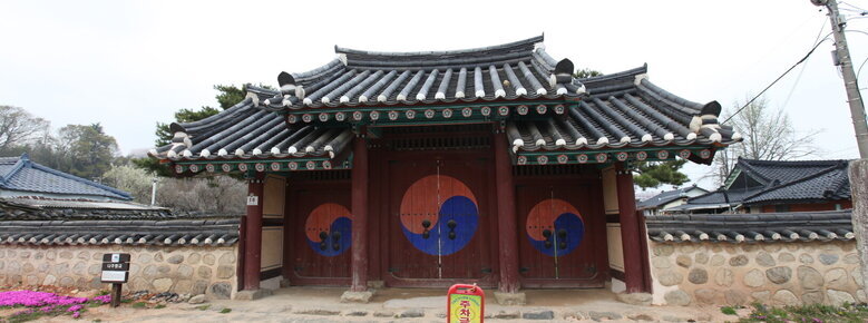 나주향교 정문을 찍은 사진. 기와로된 문이 있고 정문을 중심으로 쪽문이 2개 양옆으로 붙어 있고 그 문에는 태극무늬가 그려져 있음.